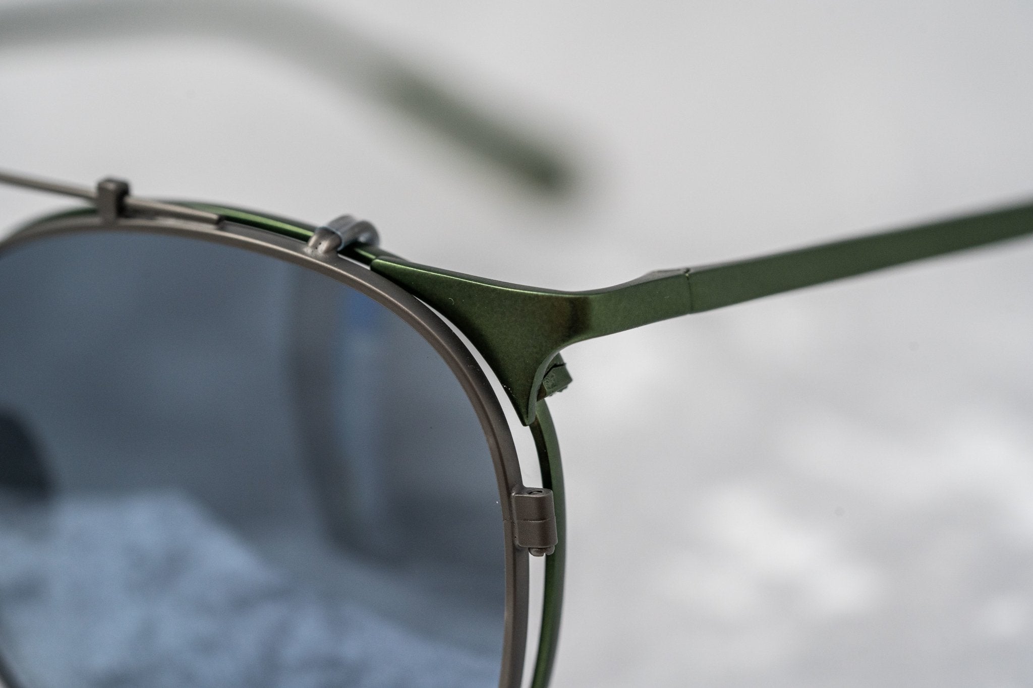 Kris Van Assche Sunglasses Unisex Oval Green and Flash Mirror Clip-On Lenses Category 3 - KVA69C6SUN - Watches & Crystals