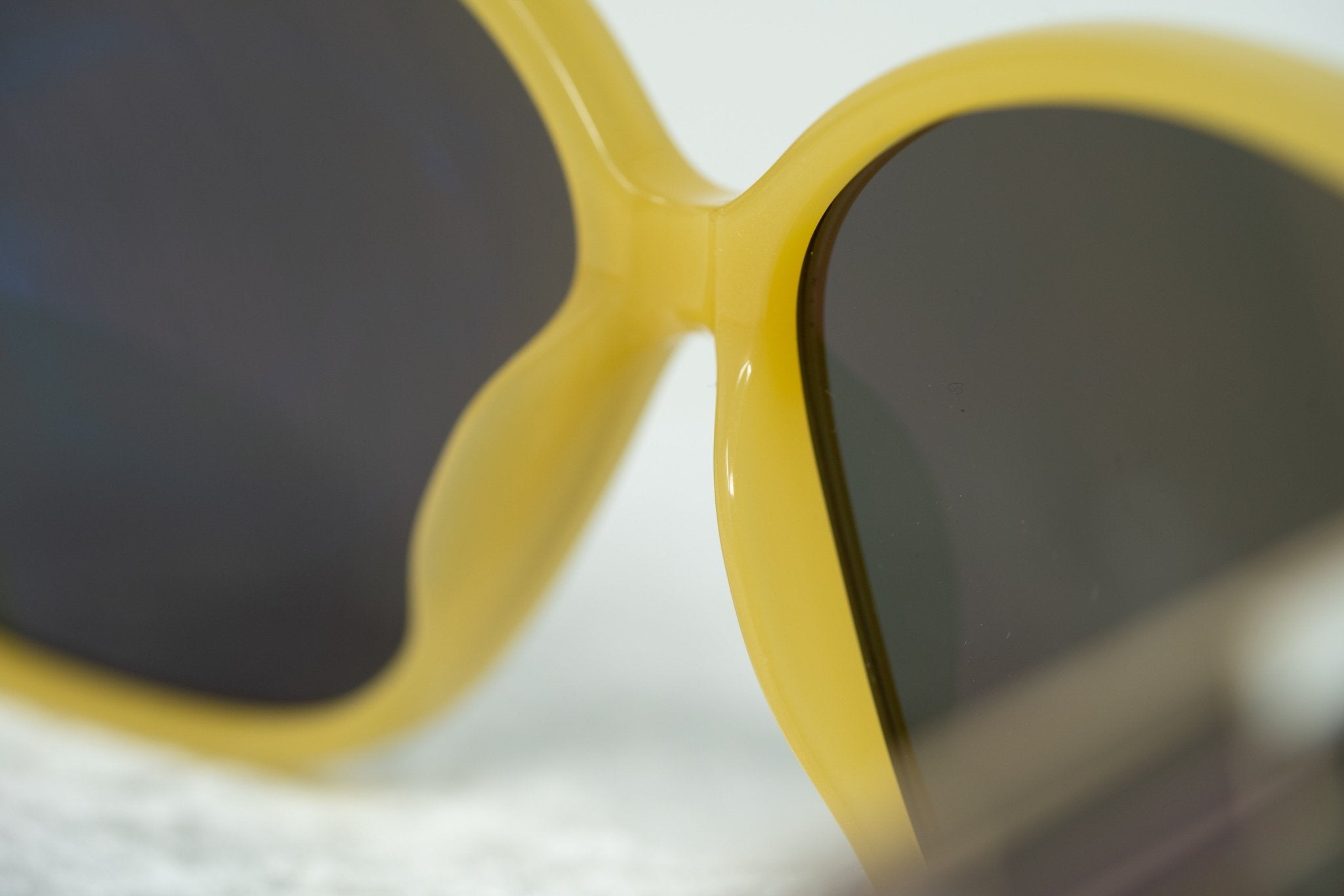 Oscar De La Renta Sunglasses Oversized Beige Enamel Arms and Green Lenses Category 3 - ODLR21C4SUN - Watches & Crystals